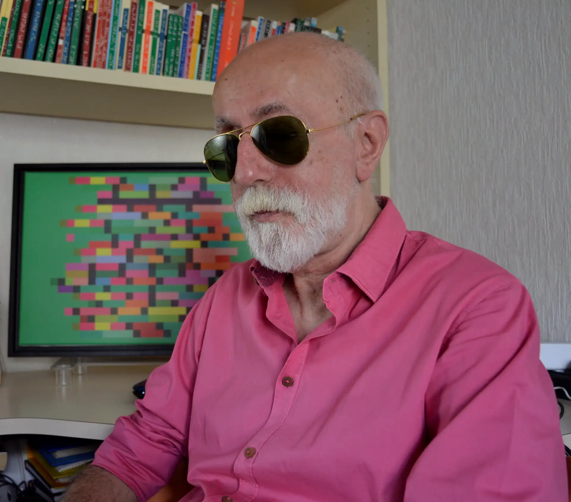 Foto di Pier Giorgio Mela con un suo quadro